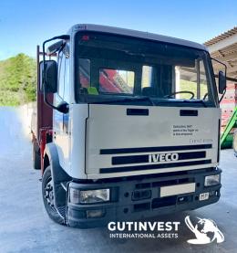 2  -  Camión pluma con caja abierta 