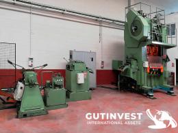 1  -  Double-column press with decoiler and flattener