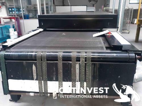 Screen printing machine with UV and heat drying