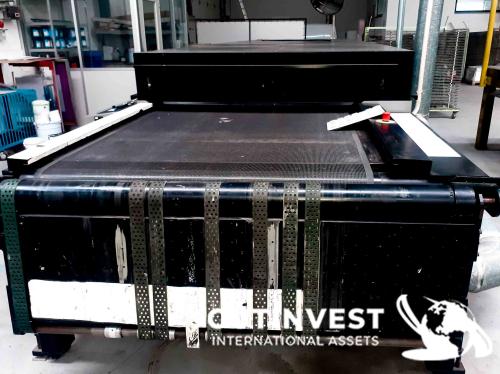 Screen printing machine with UV and heat drying