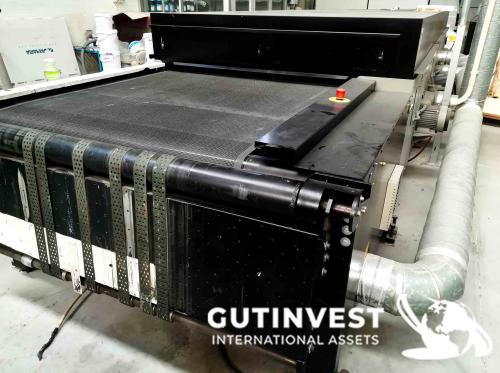 Screen printing machine with UV and heat drying