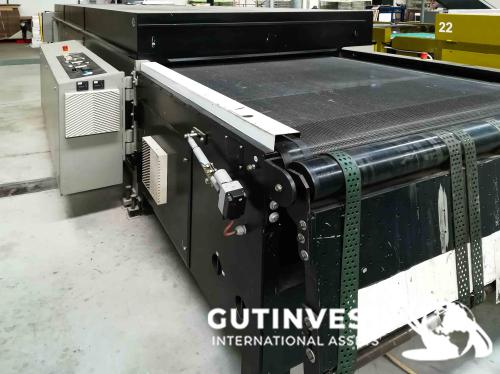 Screen printing machine with UV and heat drying