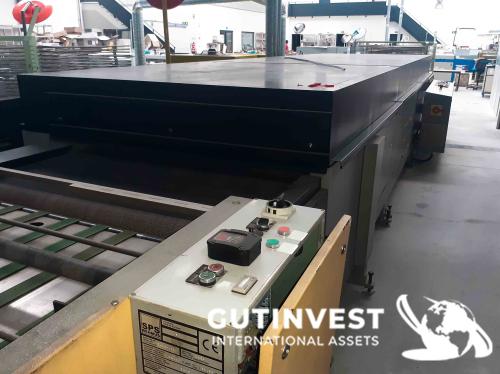 Screen printing machine with UV and heat drying