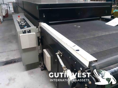 Screen printing machine with UV and heat drying