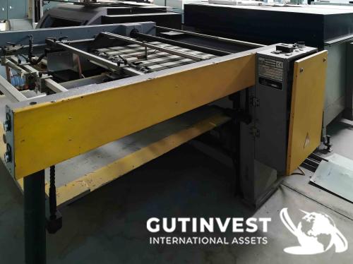 Screen printing machine with UV and heat drying