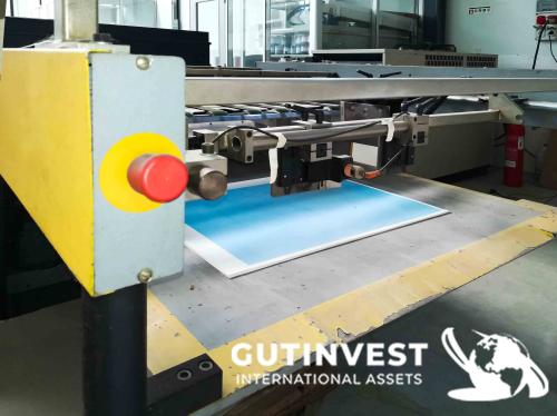 Screen printing machine with UV and heat drying