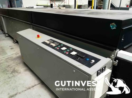 Screen printing machine with UV and heat drying