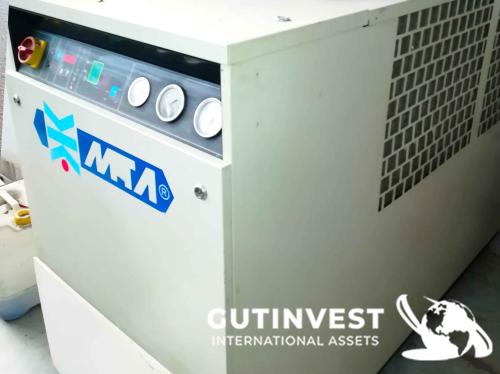 Screen printing machine with UV and heat drying