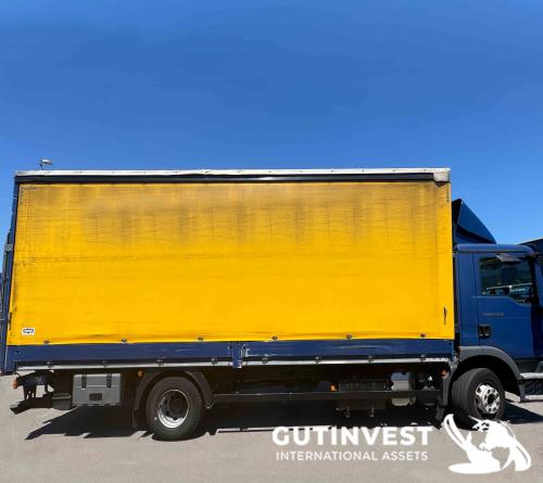 truck with lifting platform