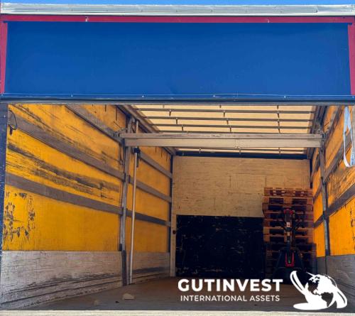 truck with lifting platform