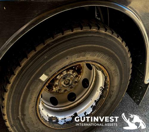 truck with lifting platform