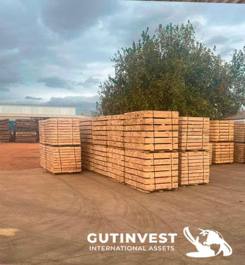 Sawmill for manufacturing wooden pallet panels