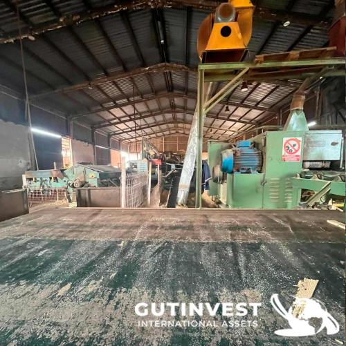 Sawmill for manufacturing wooden pallet panels