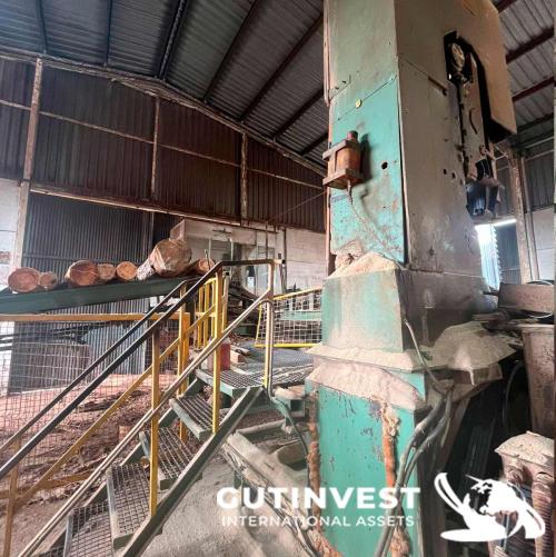 Sawmill for manufacturing wooden pallet panels