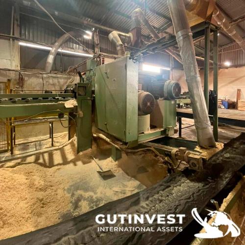 Sawmill for manufacturing wooden pallet panels