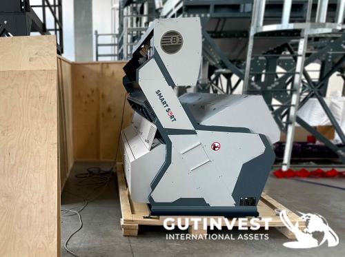 Optical color sorter for clean foods grains and seeds