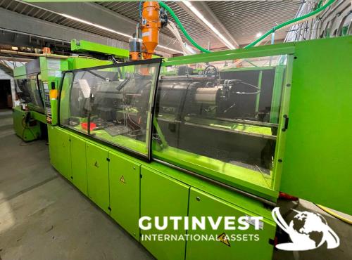 Plastic Injection Molding Machine with Robot - 300Tn