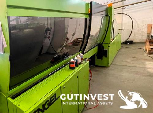 Plastic Injection Molding Machine with Robot - 300Tn