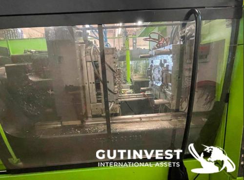 Plastic Injection Molding Machine with Robot - 300Tn