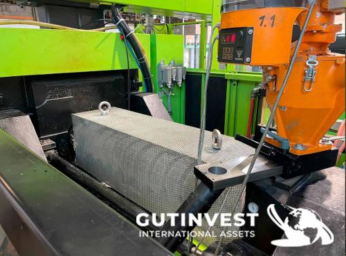 Plastic Injection Molding Machine with Robot - 300Tn