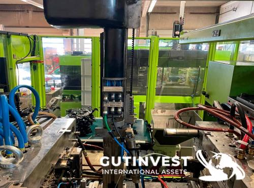 Plastic Injection Molding Machine with Robot - 300Tn