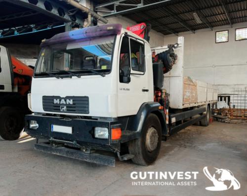 Camión caja abierta con grúa