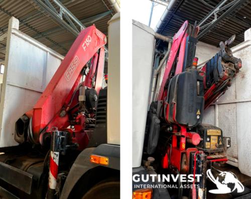 Camión caja abierta con grúa