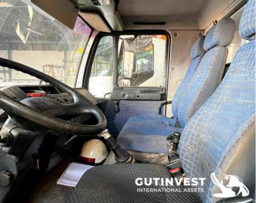 Camión caja abierta con grúa