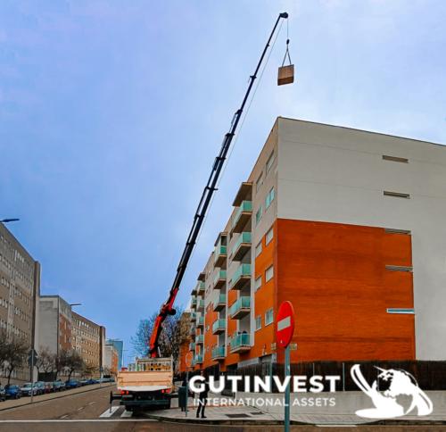 Camión caja abierta con grúa