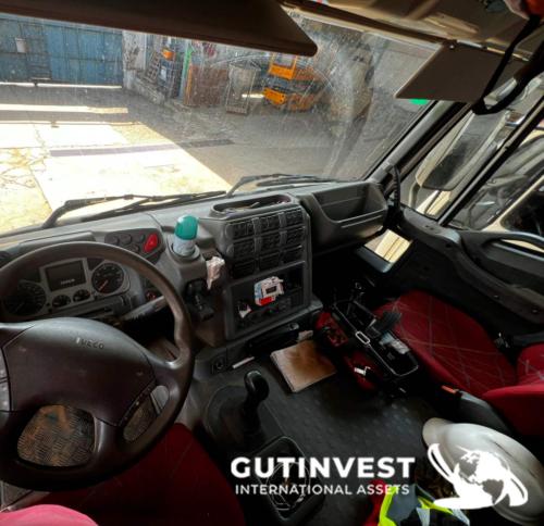 Camión caja abierta con grúa