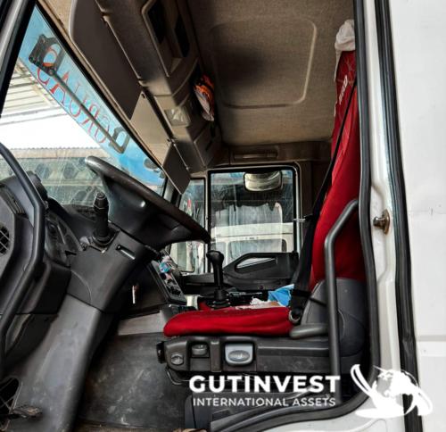 Camión caja abierta con grúa