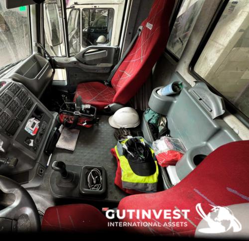 Camión caja abierta con grúa