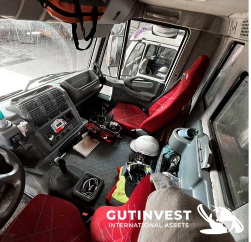 Camión caja abierta con grúa