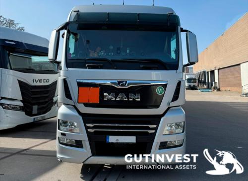 Camión con remolque lona y plataforma elevadora