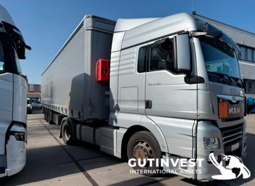 Camión con remolque lona y plataforma elevadora