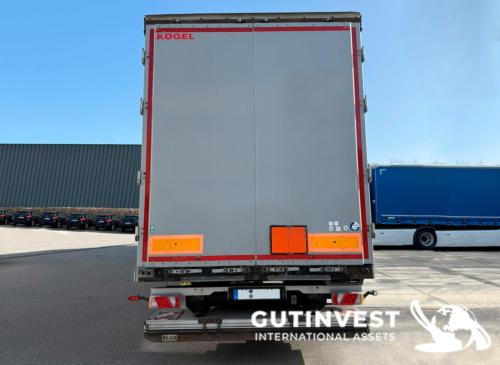 Camión con remolque lona y plataforma elevadora