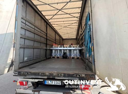 Camión con remolque lona y plataforma elevadora