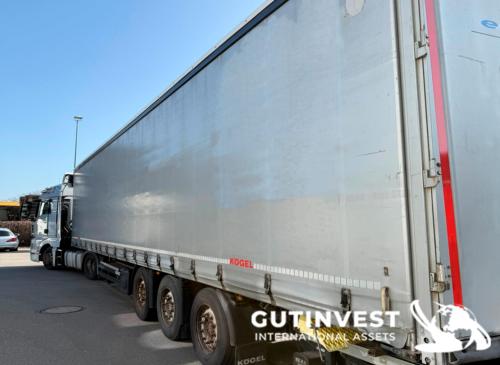 Camión con remolque lona y plataforma elevadora