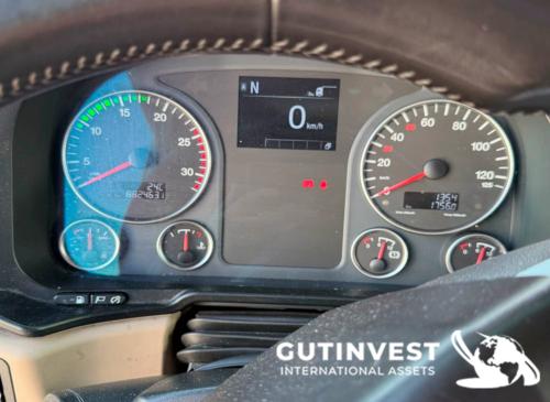 Camión con remolque lona y plataforma elevadora