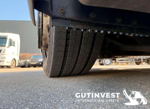 Camión con remolque lona y plataforma elevadora