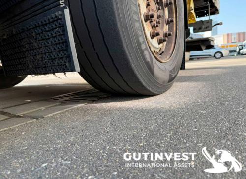 Camión con remolque lona y plataforma elevadora