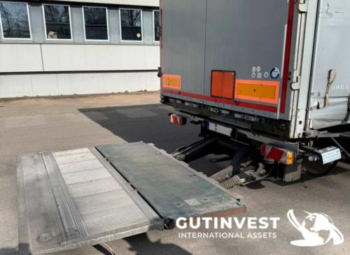 Camión con remolque lona y plataforma elevadora