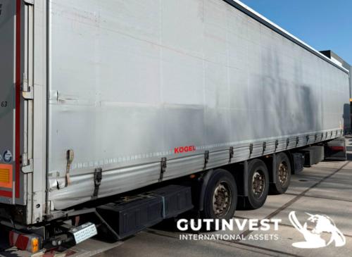 Camión con remolque lona y plataforma elevadora