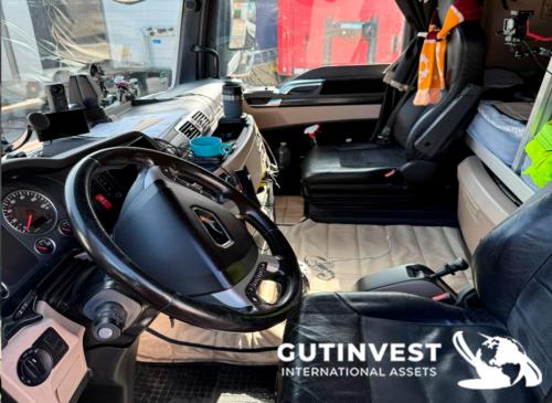 Camión con remolque lona y plataforma elevadora