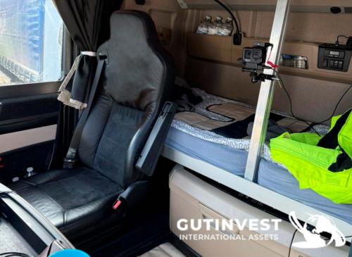 Camión con remolque lona y plataforma elevadora