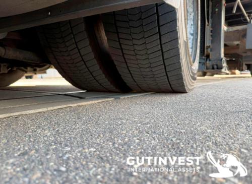 Camión con remolque lona y plataforma elevadora