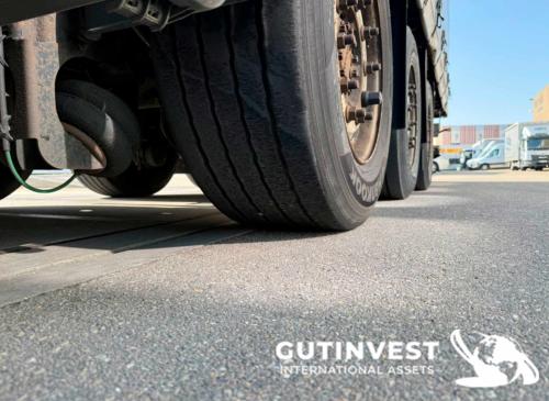 Camión con remolque lona y plataforma elevadora