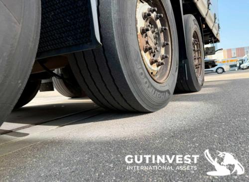 Camión con remolque lona y plataforma elevadora