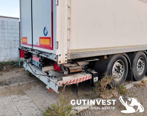 Semi-trailer with platform