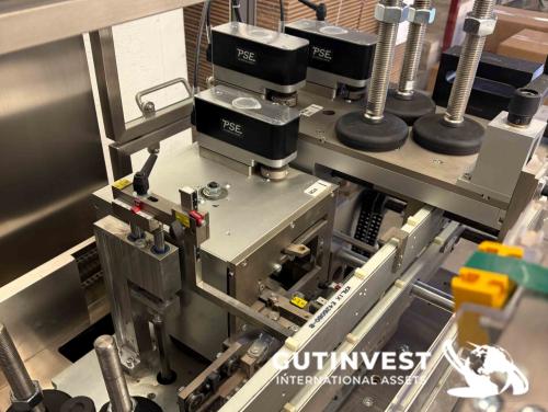Cartoning machine for cosmetic and pharmaceutical products